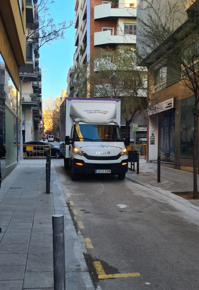 Camión de mudanzas violeta llegando al servicio