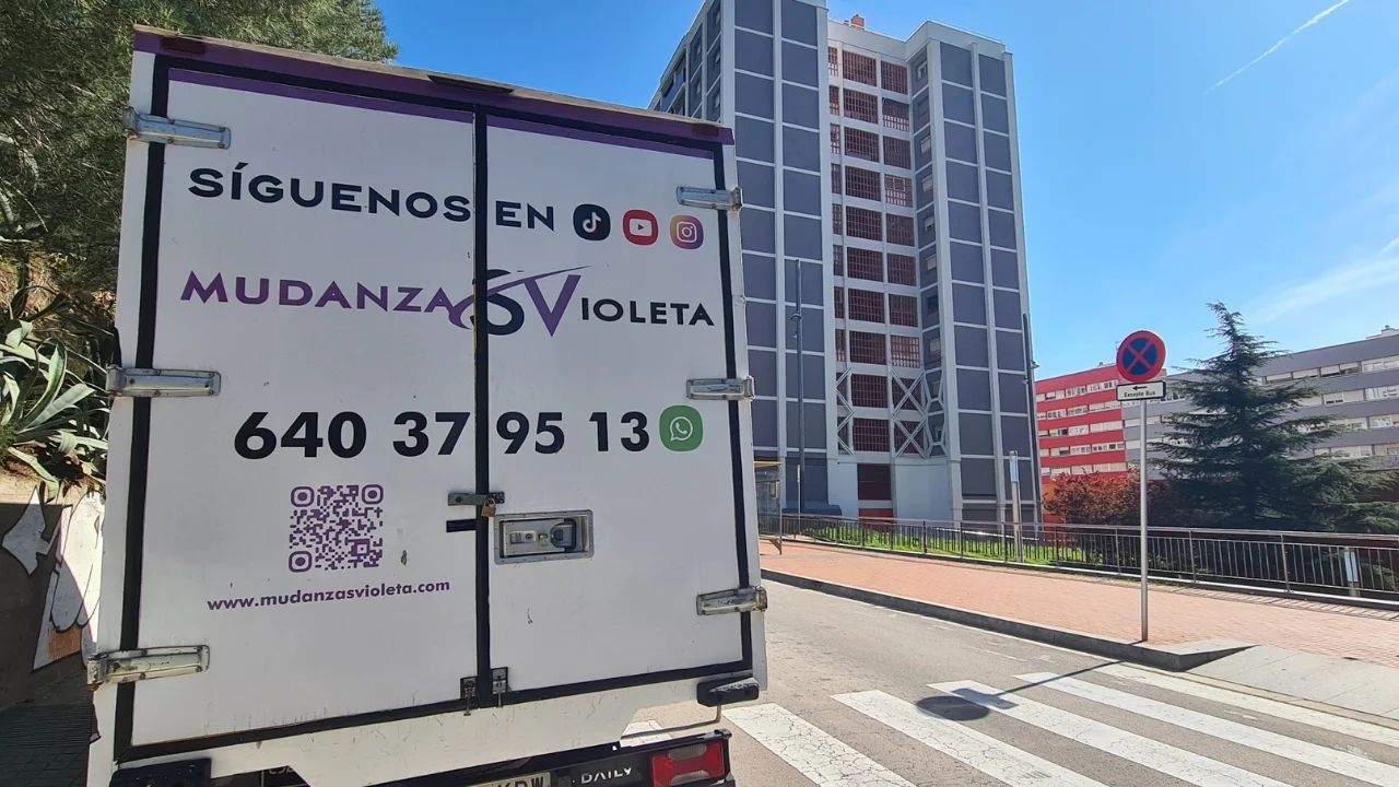 Mudanza de un local comercial camión de mudanzas violeta Mudanza de un local comercial camión de mudanzas violeta
