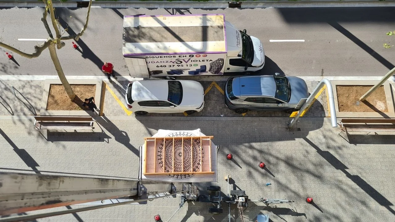Cómo hacer una mudanza con plataforma elevadora en Barcelona
