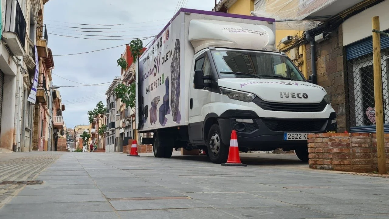 mudanza con plataforma elevadora en Barcelona mudanzas violeta