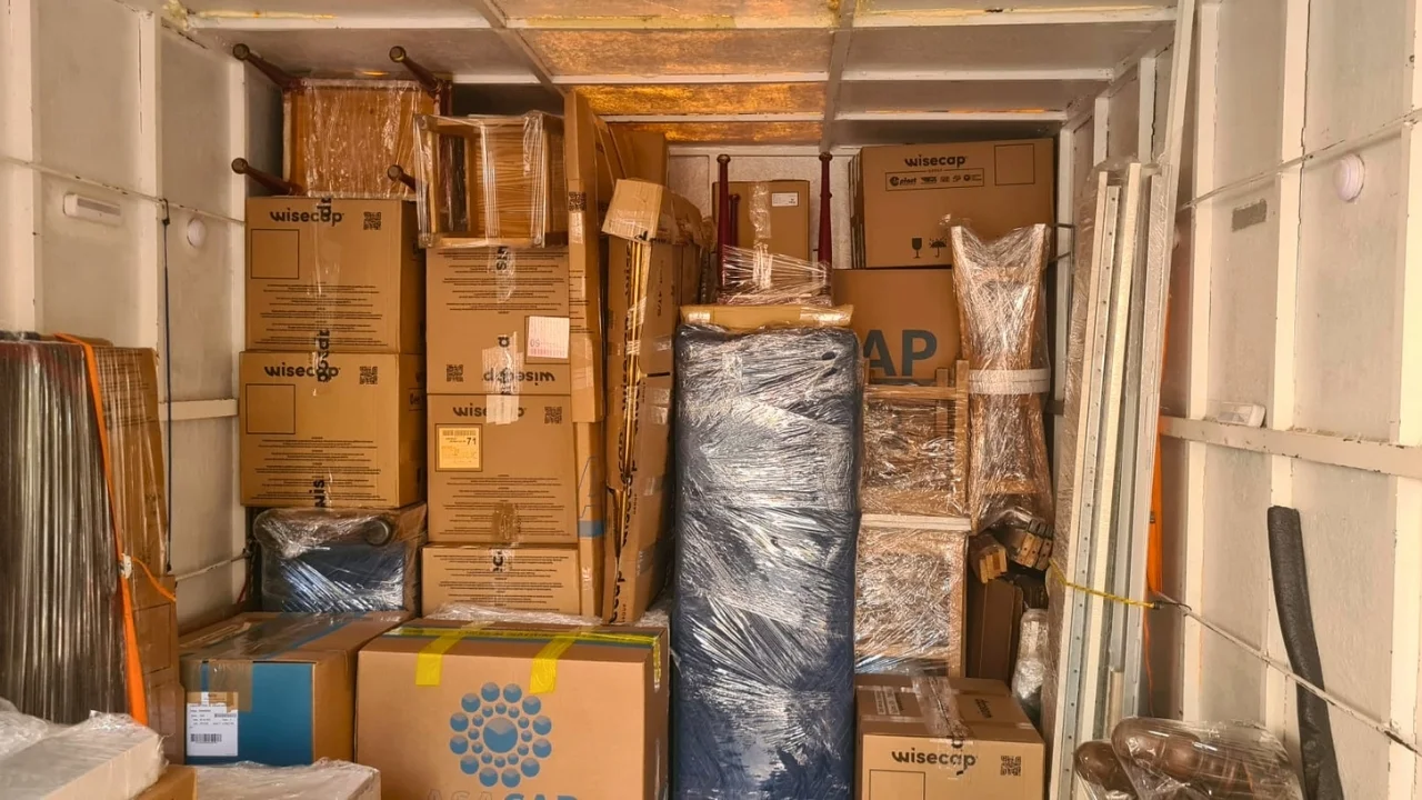 Camión de Mudanzas Violeta abierto con cajas, mantas protectoras y muebles embalados antes de una mudanza en Barcelona precios de mudanzas en Barcelona con camión y embalaje profesional