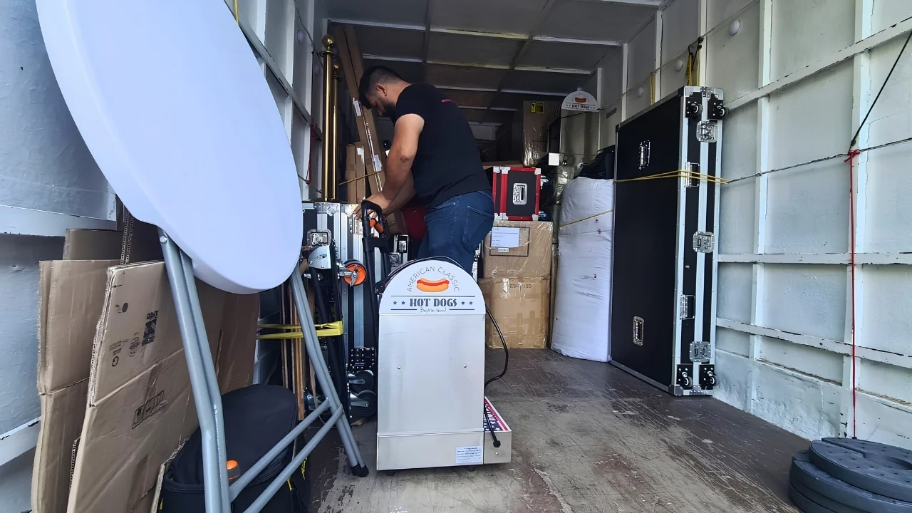 Equipo profesional calculando y cargando un camión para mudanzas