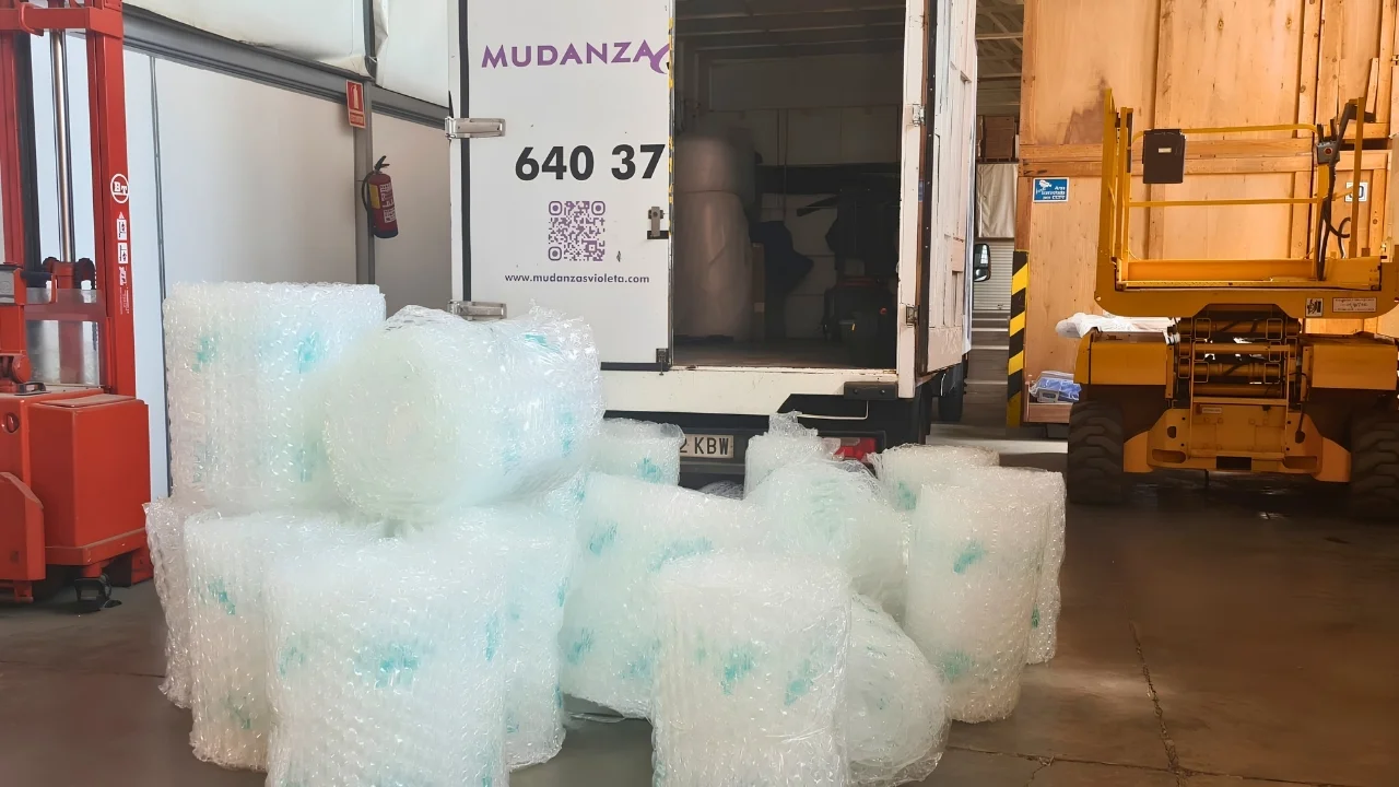 Embalaje profesional para mudanza premium en Barcelona con fundas protectoras